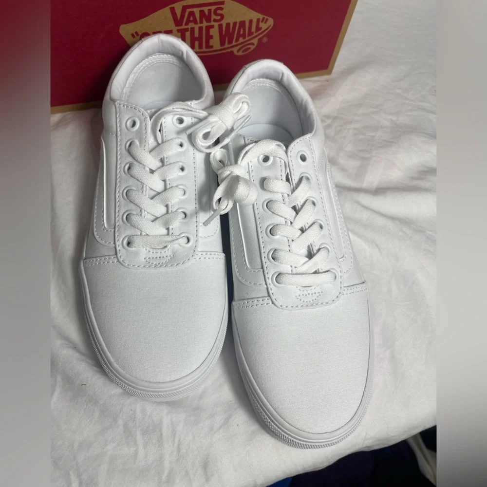 New VANS‎ size 11 Triple White Ward women’s canvas sneakers shoes VNOA3IUNW42